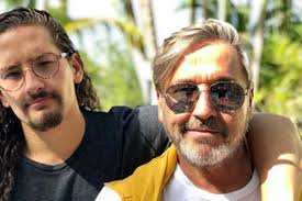 Mau y ricky sabían que sus fans tendrían una gran reacción cuando decidieron jugar con la idea de la paternidad para promocionar su nuevo tema papás pero jamás se durante una reciente entrevista desde el estudio que los hermanos venezolanos, hijos de ricardo montaner, tienen en la ciudad. Sin Pijama Como Los Hijos De Ricardo Montaner Se Convirtieron En Los Reyes Del Reggaeton Luces El Comercio Peru