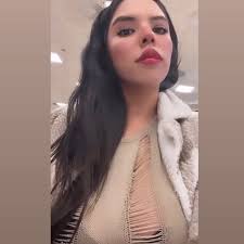 Falso. Florinda nació en 1949. Por tanto tenía unos 25 años almmomento que  se inicia El Chavo.