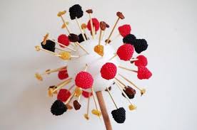 La mesa de chuches, por excelencia, en una boda, está compuesta por la tarta nupcial y pequeñas tartas similares a la grande en formato de cupcakes. Brochetas De Chuches Originales Como Hacer Brochetas De Chuches Manualidades Es