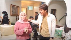 Rizky billar terlihat menghadiahi kekasihnya… rizky billar terlihat hadir memberikan klarifikasi perihal adanya kerumunan saat opening restorannya di tanjung duren, raja… Lesty Kejora S Treatment To Rizky Billar S Mother Highlighted By Expression Expert Poppy Pay Attention To Her Hands World Today News