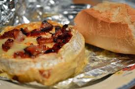 Camembert Roti Aux Tomates Sechees Et Chorizo Camembert Roti Recette Camembert Tomates Sechees
