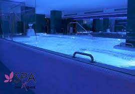 Ofrece un gimnasio, un spa y unas vistas magníficas a la laguna de torrevieja desde la piscina de la azotea y la terraza chill out. Dona Monse Spa Golf Campbell Lamont Golf