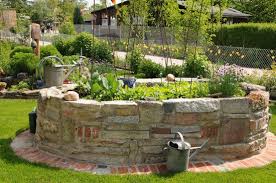 Schließlich werden bei einem hochbeet auf techniken wie umgraben verzichtet, damit die erdschichten und die pflanzen nicht. Pin Auf Ausgefallene Hochbeete