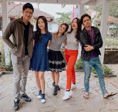 Impian gabriella adalah membelikan mamanya mobil. 10 Potret Keakraban Pemain Sinetron Cinta Karena Cinta Di Balik Layar