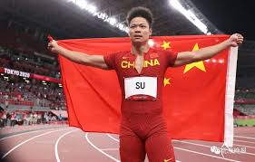 决赛中，苏炳添位于第6道。 第一枪英国选手休斯抢跑，被罚下。 这场比赛只剩七位运动员。 第二枪，最终苏炳添的成绩是9.98秒，名 半决赛中，苏炳添以9.83秒的成绩获得小组第一晋级决赛。 这一成绩打破了亚洲记录，而且在决赛8名选手中，苏炳添的成绩与美国选手巴克并列排在第一位。 Isjyw Aynacvem