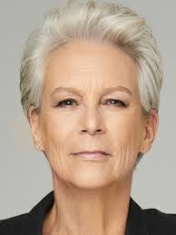 JAMIE LEE CURTIS (22/11/1958) é uma Atriz que trabalha com cinema e  televisão, além de ser Diretora, Produtora, Autora Infantil, Narradora e  Ativista norte-americana. É filha dos consagrados atores Jane Leigh e