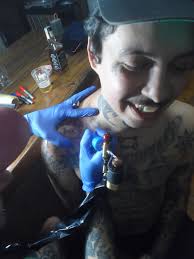 Cybershots de um domingo em São Paulo. Tribal fossilizado escavado entre as  outras tatuagens do amigo João Velicev. O procedimento se desenrolou de  forma rápida e (quase) indolor, todos os envolvidos passam