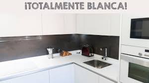 También en tipos de diseños de muebles de cocina hay información valiosa y que os puede servir de ayuda. Espectacular Cocina Blanca En Forma De L Youtube