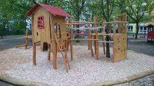 Farbige Dekorhackschnitzel Farbiger Dekormulch Hackschnitzel Alternative Rindenmulch Fallschutz Spielplatz Holzha Spielplatz Kinderspielplatz Holz Hacken