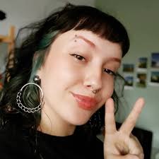 Herdeira 'revolucionária' cobra aluguel da tia na Justiça