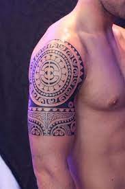 De hecho, los significados de la mayoría de los tatuajes maoríes en occidente se han perdido en el usuario, ya que rara vez se relacionan con la historia familiar detallada y el significado del linaje. 57 Tatuajes Maori Para Chicos Tatuaje Maori Tatuaje Polinesio Tatuaje Maori Hombro