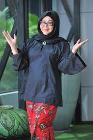 Suatu hari atul kemalangan dilanggar lori yang dipandu oleh seorang warga indonesia bernama. Eirma Fatima Tak Ralat Mak Cun Atasi Populariti Tonton Extra Fashion Raincoat Windbreaker