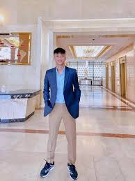 Hoàng tử william và bé george mặc vest, trong khi công chúa mặc vest đỏ. Tuyá»ƒn Viá»‡t Nam Diá»‡n Vest Chuáº©n Soai Ca TrÆ°á»›c Khi Bay Sang Uae