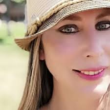 Beatriz Villa-Gómez Cajías (@beaRediez)