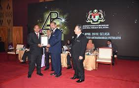 Kerajaan negeri selangor akan memberikan hadiah masuk universiti sebanyak rm1000 kepada pelajar yang pemohon ditawarkan tempat untuk melanjutkan pengajian sepenuh masa di ipta atau ipts yang diiktiraf oleh kerajaan bagi pengajian diperingkat. Photo Gallery Category Sesi 2 Image Sesi 2