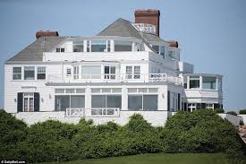 Taylor Swift And Tom Hiddleston Show True Tenderness Taylor Swift House Celebrity Houses Mansions