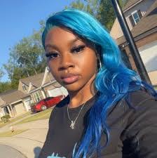 Alona Snowden's Instagram, Twitter & Facebook