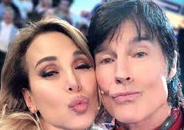 62 anni e all'orizzonte nessuna traccia di un fidanzato, almeno erano queste le premesse per barbara d'urso che, immersa nel suo lavoro h24, forse non. Barbara D Urso Svela Chi E Il Suo Vero Fidanzato Da Non Credere