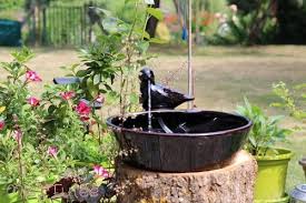 Décorez vos extérieurs avec notre sélection de fontaines, de statue en pierre ou encore de luminaires pour votre jardin. Une Jolie Fontaine Solaire Pour Jardin Zen En Exterieur
