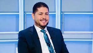 في خطوة أثارت جدلا سياسيا في البلاد ظهر الرئيس التونسي بعد ثلاثة أيام من تنصيبه وهو يؤدي الصلاة في مسجد بمنطقة قرطاج، وسط جموع من المصلين الذي التفوا حوله لالتقاط الصور حيث أشاد البعض باختياره الصلاة مع الشعب وخارج التقاليد الرسمية، فيما انتقد آخرون التغطية الإعلامية للحدث، كونها محاولة للتسويق لصورة الرئيس. Ø¹Ù…Ø§Ø± ÙŠØ¹Ù„Ù‚ Ø¹Ù„Ù‰ Ø§Ù„ØªØ³Ø±ÙŠØ¨ Ø§Ù„ØµÙˆØªÙŠ Ø§Ù„Ø°ÙŠ ØªØ­Ø¯Ø« ÙÙŠÙ‡ Ø¹Ù† Ù‚ÙŠØ³ Ø³Ø¹ÙŠØ¯ ÙˆØ²ÙˆØ¬ØªÙ‡ Ù…ØªØ§Ø¨Ø¹Ø© Ø¢Ù… Ø¢Ù… Ù†ÙŠÙˆØ² Mmnews