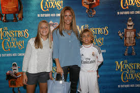 O comediante posou com os filhos e ainda fez uma questão aos fãs. Sonia Araujo E Rui Unas Foram Conhecer Os Monstros Das Caixas
