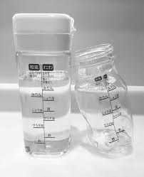 セリアで発売中の ドレッシングボトル をご存じですか その名のとおり ドレッシングを入れるボトルなのですが 使い方次第でいろいろなことに使えると話題になっています 今回は その活用アイデアをまとめてみました 気になった方は セリアへ急いで 2ページ目