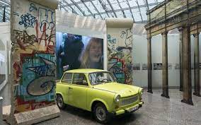 With around one million visitors every year, it is one of the most popular german museums. Bonn Nw Haus Der Geschichte The Wall Net