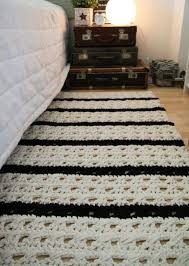 Os tapetes de barbantes além de serem bonitos e diferentes, são fáceis de lavar e não pegam poeira com facilidade sendo bastante indicados para casa onde existam pessoas alérgicas. Como Limpar Tapete De Croche Dicas E Passo A Passo Completo Revista Artesanato