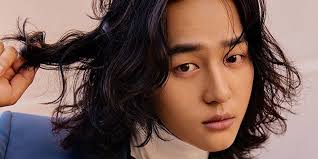 Yang Se Jong leaves a trace of his long hair with 'Elle' pictorial before  he has to cut it again