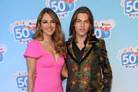 The model and actor has had her second jab and marked it by hurley has also been encouraging others to get their jabs as she is one of the stars in a new vaccine campaign from the nhs. Elizabeth Hurley Ex Steve Bing 55 Soll Gemeinsamen Sohn Enterbt Haben Gala De