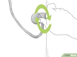 Siapkan palu, obeng, mata gergaji besi, kepala keran baru. Cara Memperbaiki Keran Yang Bocor Dengan Gambar Wikihow