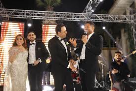 استعاد الفنان مصطفى قمر ذكريات فيلم أصحاب ولا بيزنس خلال حفل زفاف نجله إياد، الذي أقيم مساء أمس في أحد الفنادق، مع الفنان هاني سلامة. R4qrkjbz C5wkm