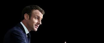 Deux personnes ont été placées en garde à vue, le gifleur et son complice, qui a filmé la scène. Emmanuel Macron Quand On Le Gifle Il Repond Par L Indifference Gala