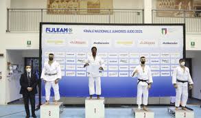 L'atleta nicolò cadoni (categoria 55 kg) del centro sportivo olbia judo, ha vinto la medaglia d'oro nella finale nazionale juniores, organizzata dalla fijlkam e disputatasi al centro olimpico di ostia lo scorso 17 ottobre. Judo Scampia Sul Tetto D Italiacon I Guerrieri Di Maddaloni Il Mattino It