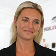 Alexa Dennis's Instagram, Twitter & Facebook