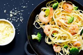 Linguine Aux Crevettes A L Ail Et Brocoli Sauce Au Vin Blanc Pasta Dishes Food Broccoli Pasta