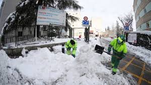 The most common ones are using either the verb estar or the verb hacer. Storm Filomena Spain Races To Clear Snow As Temperatures Plunge Bbc News