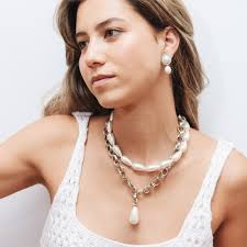 GENERACIÓN Z ENAMORADA DE LAS PERLAS El interés por las perlas ha “crecido  enormemente” en los últimos cuatro a cinco años, dice Michael Hakimian, el  CEO de la casa de perlas @yokolondonpearls,