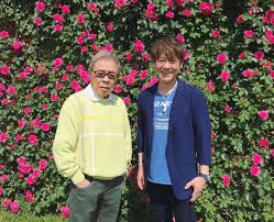 北島兄弟さんはinstagramを利用しています 久しぶりに北島師匠とツーショット 庭にバラがたくさん咲いています 天気も良くて気持ちがいいです 北島三郎 師匠 父 庭 バラ 薔薇 満開 晴天 北山たけし jackets bomber jacket bomber