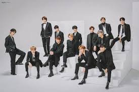 Bts Txt And Lee Hyun Pose Together In Big Hit Entertainment Family Photos In 2020 Bts Group Lee Hyun Foto Bts
