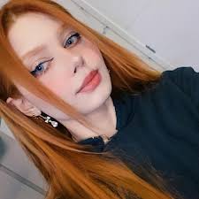 Julia Roper's Instagram, Twitter & Facebook