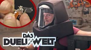 Hier werden prominente an ihre grenzen gebracht und müssen abenteuerliche herausforderungen meistern. Die Kleinste Waffe Der Welt Axel Stein Soll Angeschossen Werden Duell Um Die Welt Prosieben Youtube