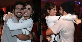 Eles se conheceram no início das gravações da novela amor à vida, onde interpretaram o casal michel e patrícia e não se desgrudaram mais. Caio Castro E Maria Casadevall Trocam Carinhos Em Pre Estreia De Filme