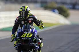 E allora è il momento di foto. Motogp Valentino Rossi Sorpassa Il Fratello Luca Marini Prima Di Cadere Generazioni A Confronto Oa Sport