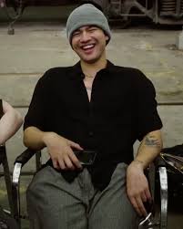 5 Seconds Of Summer On Instagram Ripped Skinny Jeans Lying On The Floor Go To Visit For Video In 2020 Calum Thomas Hood Calum Hood 5 Seconds Of Summer