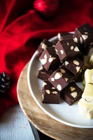 Fudge Chocolat Noir Blanc Aux Fruits Secs A Offrir A Noel Lilie Bakery Recettes Photographie Culinaire Recette Fudge Chocolat Chocolat Aux Amandes