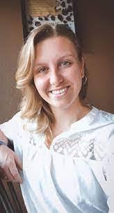 Kari Roat's Instagram, Twitter & Facebook