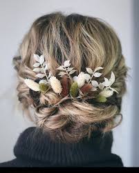 Bridal hairstyles for short hair include romantic updos, glamorous old hollywood curls and unique hair accessories (headbands, barrettes and flower crowns), as seen in some of our favorite short wedding hair 'dos. 50 Best Wedding Hairstyles For Short Hair That Are Perfect For 2020