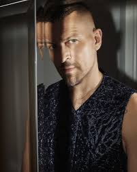 Bon c'est vrai que taper des poses tout la journée devant une camera c'est  pas forcément mon truc mais quand j'suis avec ma pote @naomi_lareine c'est  pas la même. Big up à