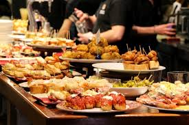 En la estela de la deliciosa cocina del norte, la cocina vasca es una mezcla de recetas de mar y no se puede visitar el país vasco sin ir de pinchos o pintxos. Pinchos Pais Vasco